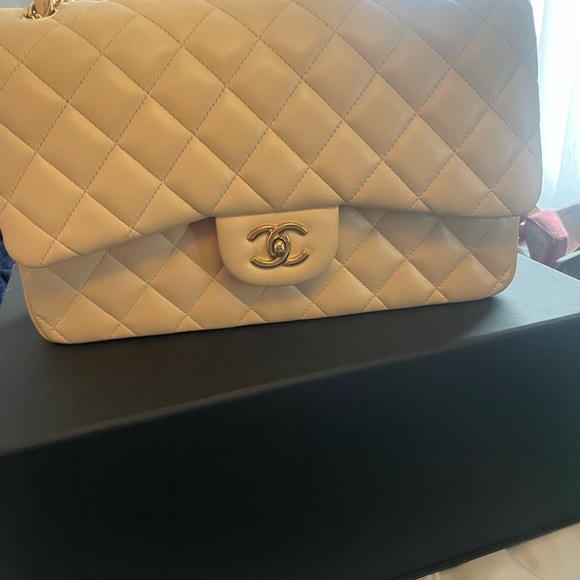 Brand new classic jumbo Chanel only used 1 time. Cream color - Picture 3 of 7